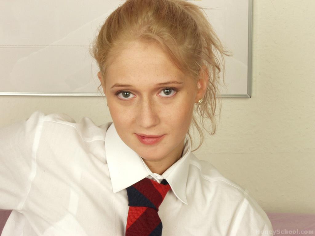 Kelly White Carrots In Her Cunt